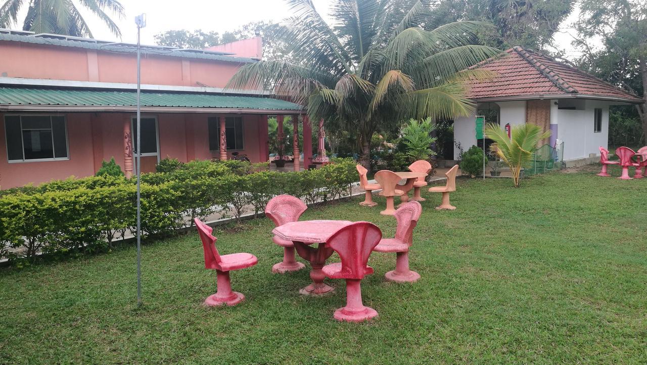 Friends Paradise Hotel Kilinochchi Bagian luar foto